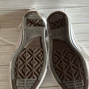 Womens size 5 converse sneaker